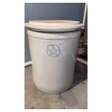 15 gallon crock (no cracks) with bonus lid. (Lid 15 gallon crock (no cracks) with bonus lid. (Lid