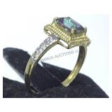 10K GOLD RING W/ DARK GREEN GEM, SIZE 6