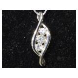 14K GOLD NECKLACE W/ 3 ROUND DIAMOND PENDANT