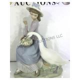 LLADRO #5034, " "GOOSE TRYING TO EAT", (RETIRED)