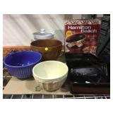 Kitchen items incl. mixing bowls, hand mixer,