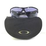 AUTHENIC OAKLEY SUNGLASSES W/CASE