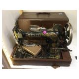 Antique Portable Singer sewing machine w/ case