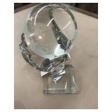 Crystal globe in hand Decour