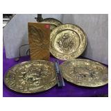 4 brass plates and a carved wood vintage lamp
