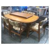 Vintage wood dinning table w/ 2 leaves & 6