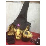 Hanging Witch Head, (finger moves)
HAMMACHER