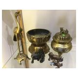 Lot of Asian brass pieces incl. figures, pot,