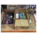 Lot incl. plastic bead necklaces, vintage toys