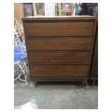 Vintage dresser 4 drawer.             
Local