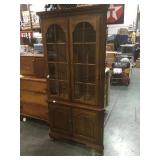Thomasville Corner cabinet, beveled glass, Solid