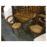 Drop leaf table with 4 Victorian antique chand