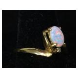 10k gold ring with White fire opal 
size 6.5  2g