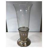Sterling based glass vase, 134g. Sterling based glass vase, 134g.