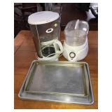 Assorted kitchen items