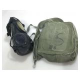 US Protective field mask with camo carry bag.