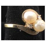 10K Gold ring with pearls. SZ 5 1/2, 1.9 g