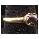 14K Gold ring with black stone. SZ 7, 2.1 g