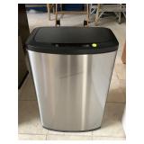 Metal trash bin w/automatic lift top