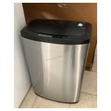 Metal trash bin w/automatic lift top