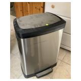 Metal trash bin, foot pedal (needs to be