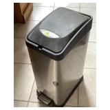 Metal bathroom trash bin w/foot pedal