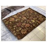 Area floral rug, Approx 5x7 ft