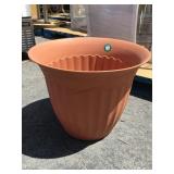 Plastic plant pot
