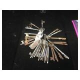 Approx 30 antique skeleton keys
