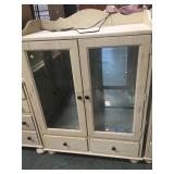 Broyhill lighted cabinet with 1 glass shelf and