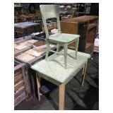 Extendable table w/chair