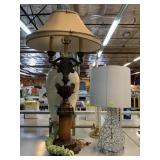 4 decorative lamps.