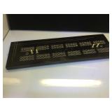 Vintage Wat cribbage board w/ 4 pegs