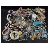 Fashiojn Jewelry Bag Incl. Necklaces, Bracelets &