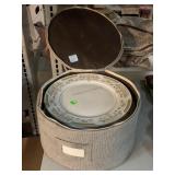 15 large dining plates with storage clothes