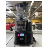 Cold press slow masticating juicer by Aeitto.