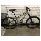 Rocky Mountain Flow Raw mountain bicycle, tires