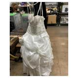 Beautiful Bridal Dress with Vail Size 10.