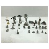 30 decorative pieces in pewter or lead depicting