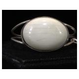 Sterling Cuff w/ Ivory cabachon, 25g(tw)