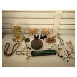 Lot of assorted decorative items - carved wood
