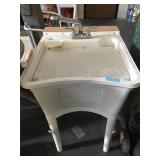 Plastic work shop sink with parts washer insert