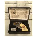 Historical Collection Jessie James gun knife in
