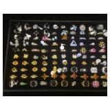 Approx. 100 Fashion rings, various sizes, tray