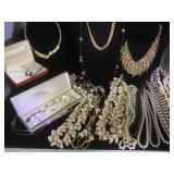 Lot of approx. 15 costume jewelry necklaces