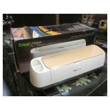 Cricut Maker on box, missing power cord and