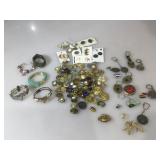 Mixed lot with buttons, costume jewelry, and key