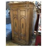 Thomasville dresser w/4 drawers, approx 6 ft tall