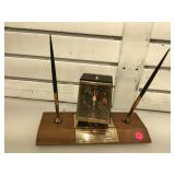 Zenith bat op  AM Radio/ Alarm clock desk piece