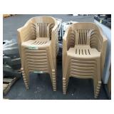 Lot of 16 plastic chairs